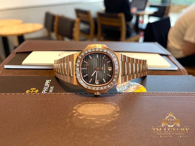 patek-philippe-nautilus-5723-1r-010-gold18k-baguette-diamonds-01