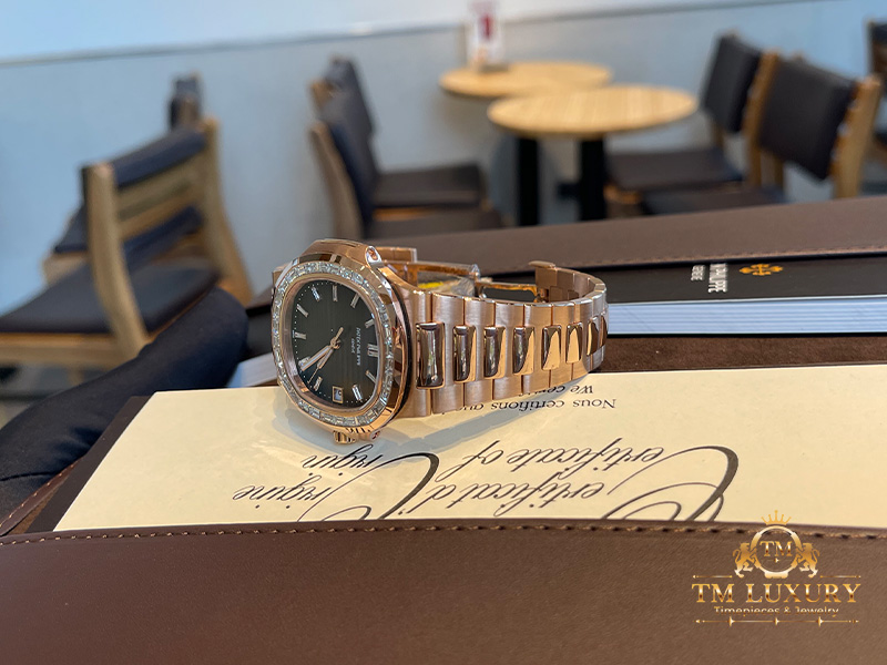 patek-philippe-nautilus-5723-1r-010-gold18k-baguette-diamonds-03