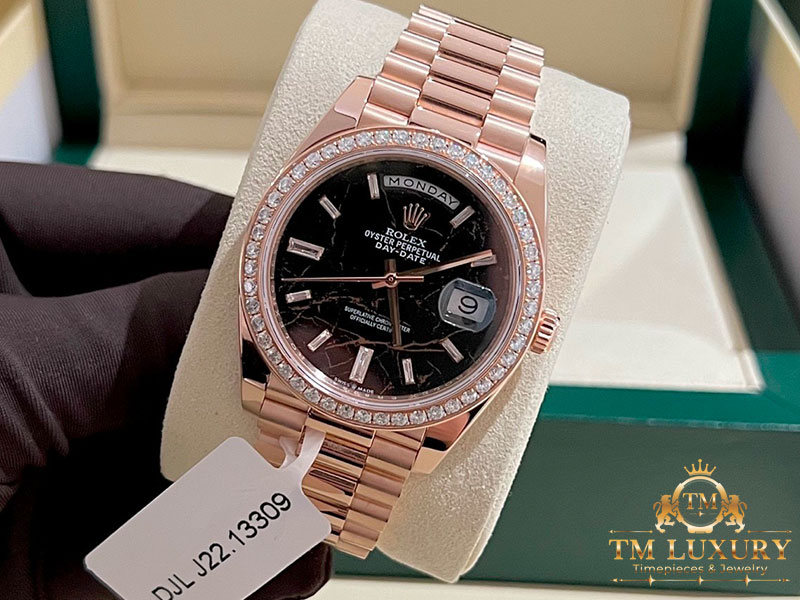 Đồng Hồ Rolex Day Date 228345 Rose Gold 40 mm Mặt Thạch Anh Bọc Vàng 18k kim cương Moissanite 