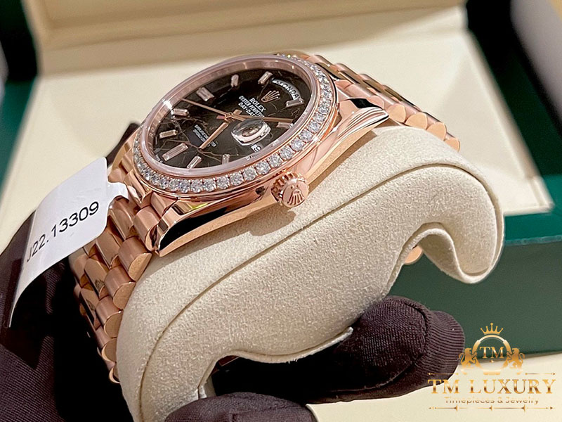 Đồng Hồ Rolex Day Date 228345 Rose Gold 40 mm Mặt Thạch Anh Bọc Vàng 18k kim cương Moissanite 