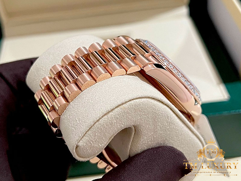 Đồng Hồ Rolex Day Date 228345 Rose Gold 40 mm Mặt Thạch Anh Bọc Vàng 18k kim cương Moissanite 