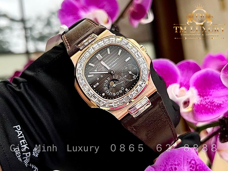 Đồng Hồ Patek Philippe Nautilus 5724r chế tác vàng khối kim cương thiên nhiên 