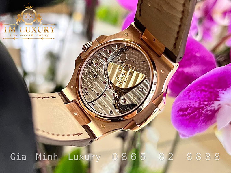 Đồng Hồ Patek Philippe Nautilus 5724r chế tác vàng khối kim cương thiên nhiên 