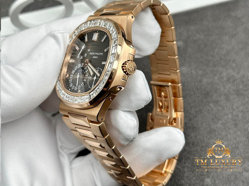 Đồng Hồ Patek Philippe Nautilus 5712/1R Vàng Khối Kim Cương Baguette