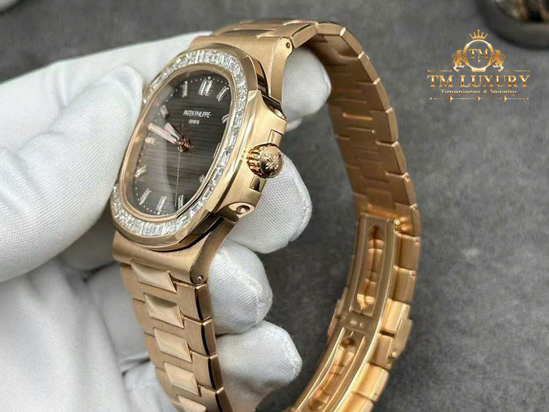 patek-philippe-nautilus-5723-1r-001-rose-gold-baguette-diamonds-02